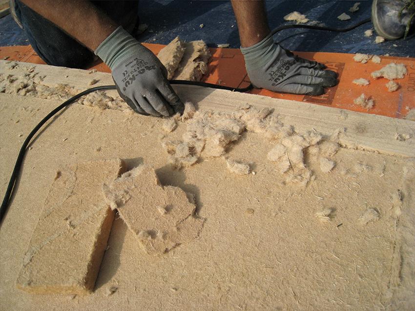 Compattare la fibra in ogni fessura per evitare ponti termici